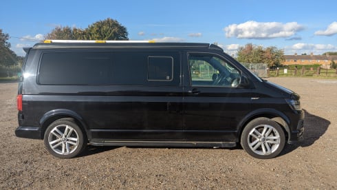 Black Beauty – 4 berth 4WD Automatic VW Transporter