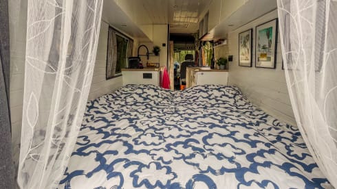 Very Spacious Luxury Off-Grid Camper – Freedom, Comfort & Adventure on Wheels!