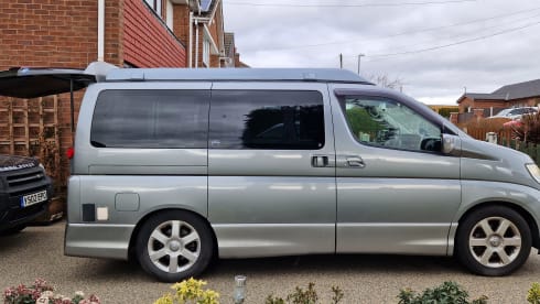 El – 2/3 berth Nissan Elgrand campervan with pop up roof