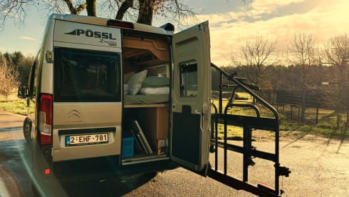 Onze Pössl :-) – Buscamper (2020) with bicycle rack, bedding and linen etc.