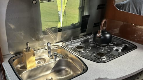 June – Super cozy and complete 2p camper! 