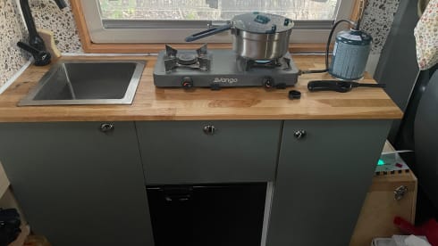 Bob – Funky 2-person off-grid sprinter with fixed bed