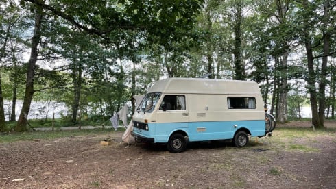2p Volkswagen campervan uit 1977