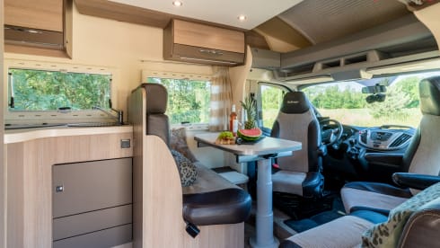Challenger! – Spacious, modern and luxurious camper with 4 fixed sleeping places - XL garage