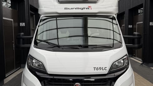 4 person Sunlight semi-integrated from 2019 AS NEW with air conditioning