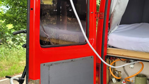 Big Red – 4p Volkswagen bus from 1999