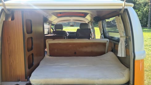 2p Volkswagen campervan uit 1969