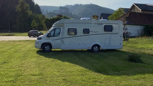 Beautiful family camper with many options!