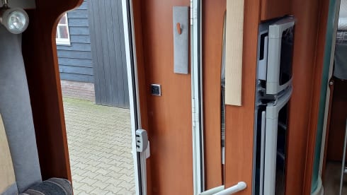 Campie  – Spacious 5p camper with XXL garage 