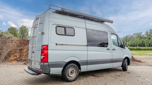 Keesie – Volkswagen Crafter Off-Grid Bus Camper with Roof Terrace