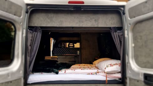 SKYE – OFF-GRID 2 berth Shower Kitchen Heating - bedding included - Campervan