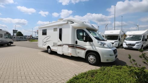 McLouis Sovereign 78 – Very luxurious, modern 5-person camper, freedom with real comfort