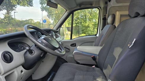 2p Renault camper bus uit 2004 