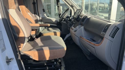 Sjors – Fiat Ducato Dethleffs Queens bed