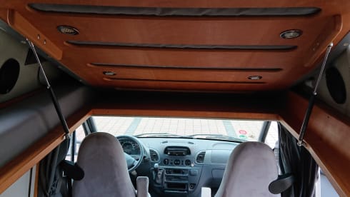 2-person Mercedes-Benz bus from 2003