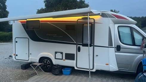 Nexxio 700 queensbed  – Bürstner a 2 posti semi-integrato dal 2016
