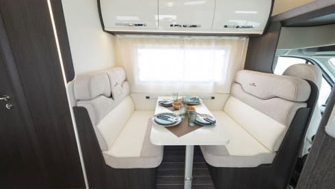 Roller Team Kronos M277 – 4 person camper with large alcove, 2 bed and bunk bed