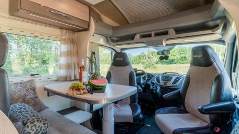 Challenger! – Ruime, moderne en luxe camper met 4 vaste slaapplekken - XL garage