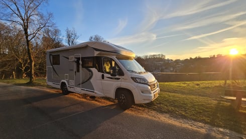 Titanium – Luxury 4 person Camper (extra air conditioning, smart TV, Alpine navigation/radio)