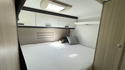 Queen A – Built in 2021 - luxury 6-person alcove camper - Queen E