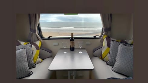 Eddie – Luxus-Wohnmobilvermietung, alles inklusive - 6 Schlafplätze, 6 Sicherheitsgurte!