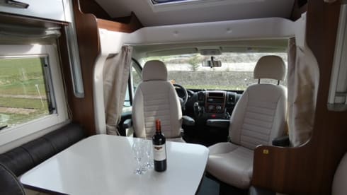 Luxurious spacious 4p camper with queen bed and pull-down bed