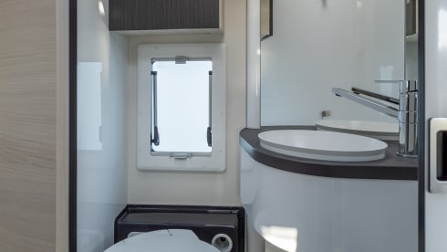 Chausson 3 – beautiful family camper, 5 persons with automatic transmission, built in 2024