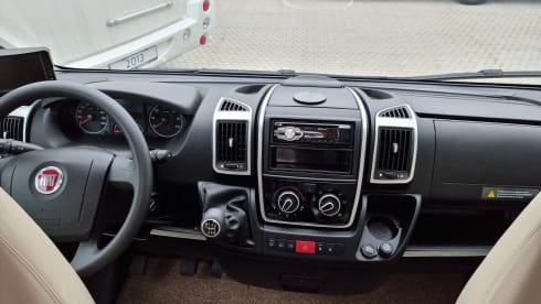Fully equipped neat Pilote camper semi-integrated