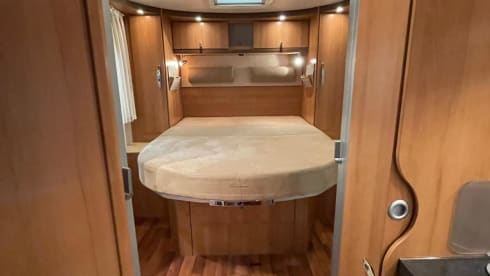 Nirwana – Luxury 2p Hymer from 2015 with fixed Queens bed 