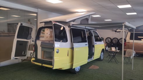 Summer yellow – 4 person campervan with cozy new Woodpecker installation
