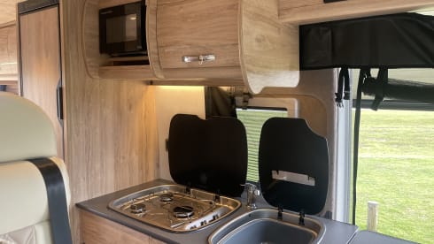 Benson – Ford Campervan mit 4 Schlafplätzen ab 2021