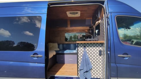 Super Grover  – Cool bus camper with unique interior