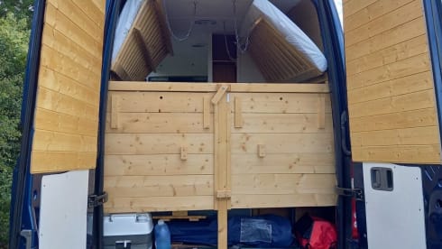 Tag – 2 berth Mercedes-Benz bus from 2007