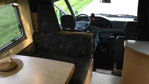 Traveler – Starker Familiencamper für 6 Personen mit B-Führerschein mit Anhängerkupplung und Garage!