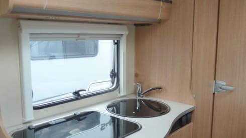 H- type – Compact camper with automatic transmission, luxury camper with all the trimmings