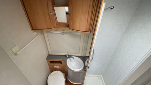 Ons huisje – Off-grid 5P alkoof Adria met Maxxfan