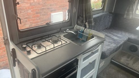 4-Bett, netzunabhängiger, modernisierter Fiat Ducato mit U-Lounge