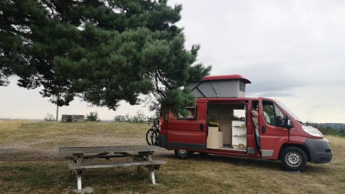 TheRedBoxCamper – 2p Peugeot campervan uit 2012