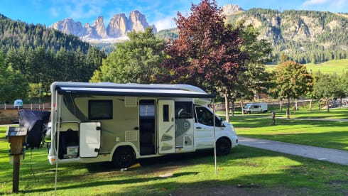 New/cozy fully equipped camper with spacious living room