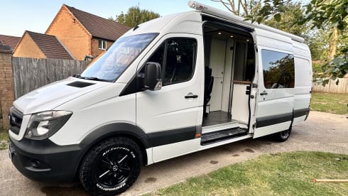 Callie – 5 berth Mercedes-Benz campervan from 2014