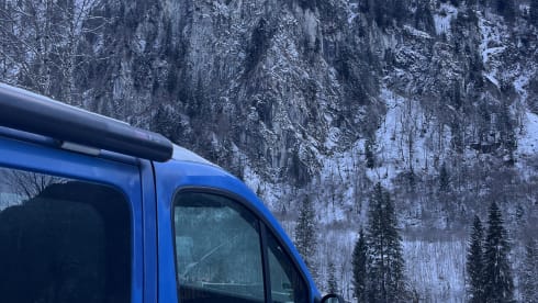 Blue – 2p Renault campervan uit 2008