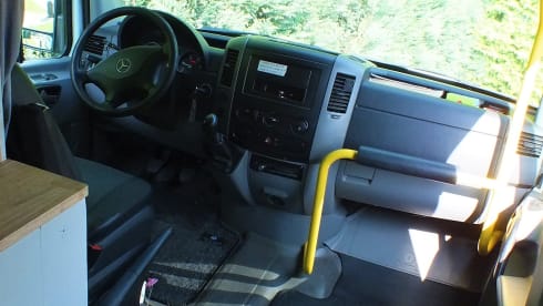 Co-Camper – Mercedes-Benz sprinter with wooden interior