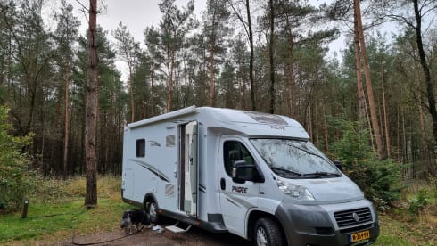 Fully equipped neat Pilote camper semi-integrated