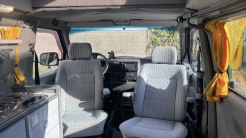 “De Dromedaris” –  VW T4 Multivan raised