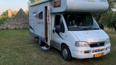 Beautiful spacious family motorhome for 6 people with air conditioning