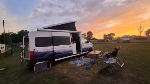 4p VW Crafter offgrid bus uit 2026 met lengtebed, daktent en fietsendrager