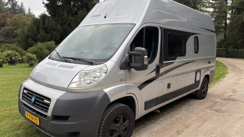 Comfortabel op avontuur als gezin van 4 of met z’n tweeën – 4P bus camper Fiat Ducato - Knaus Boxstar (transverse bed 2P + lifting bed 2P)