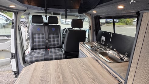4berth new camper  – Hamish, de VW camper met 4 slaapplaatsen! Verzekering inbegrepen in de prijs!