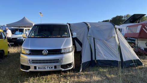 Joshua – 2 berth Volkswagen bus from 2006