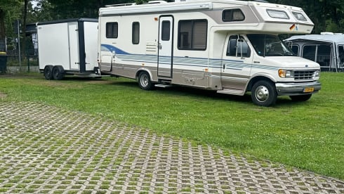 Amerikaanse camper – 6-person Ford E350 7.3L V8 turbo diesel